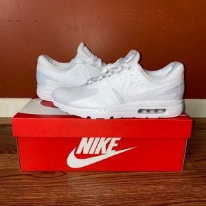 NWT - MENS Nike Air Max Zero Essential
